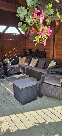 Duży narożnik ogrodowy z podnoszonym stołem