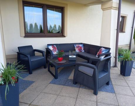 Duży narożnik ogrodowy z podnoszonym stołem