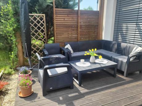 Duży narożnik ogrodowy z podnoszonym stołem