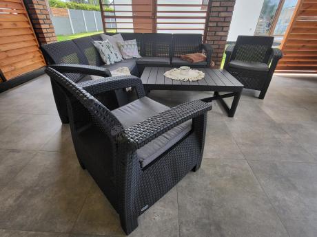 Duży narożnik ogrodowy z podnoszonym stołem