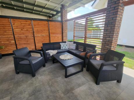 Duży narożnik ogrodowy z podnoszonym stołem