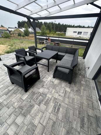 Duży narożnik ogrodowy z podnoszonym stołem