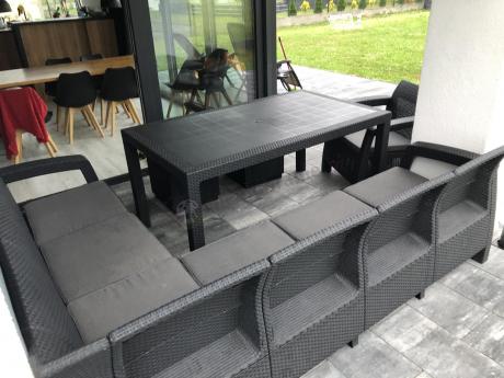 Duży narożnik ogrodowy ze stołem obiadowym Rellme VI z fotelem i pufami grafitowy