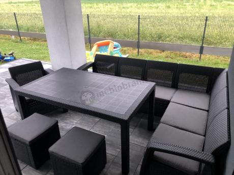 Duży narożnik ogrodowy ze stołem obiadowym Rellme VI z fotelem i pufami grafitowy