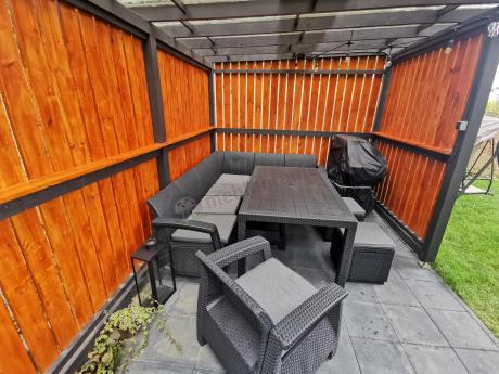 Duży narożnik ogrodowy ze stołem obiadowym Rellme VI z fotelem i pufami grafitowy