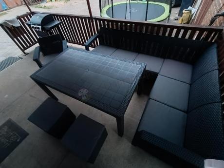 Duży narożnik ogrodowy ze stołem obiadowym Rellme VI z fotelem i pufami grafitowy