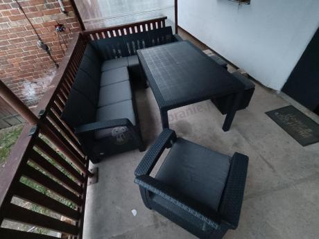 Duży narożnik ogrodowy ze stołem obiadowym Rellme VI z fotelem i pufami grafitowy