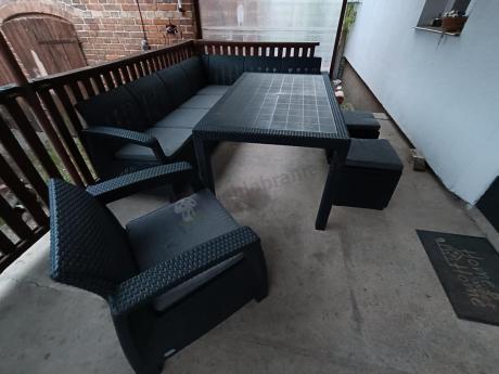 Duży narożnik ogrodowy ze stołem obiadowym Rellme VI z fotelem i pufami grafitowy