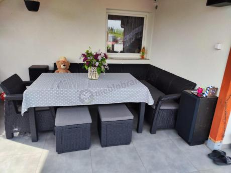 Duży narożnik ogrodowy ze stołem obiadowym Rellme VI z fotelem i pufami grafitowy