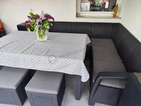 Duży narożnik ogrodowy ze stołem obiadowym Rellme VI z fotelem i pufami grafitowy