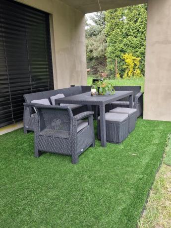Duży narożnik ogrodowy ze stołem obiadowym Rellme VI z fotelem i pufami grafitowy