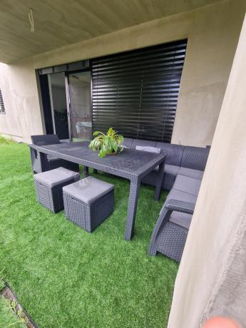 Duży narożnik ogrodowy ze stołem obiadowym Rellme VI z fotelem i pufami grafitowy