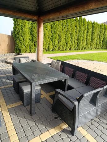 Duży narożnik ogrodowy ze stołem obiadowym Rellme VI z fotelem i pufami grafitowy
