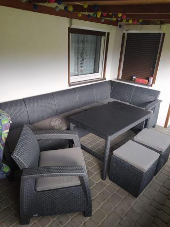 Duży narożnik Relly VI grafit z podnoszonym stołem i fotelem + pufy