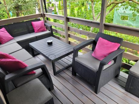 Duży narożnik Relly VI grafit z podnoszonym stołem i fotelem + pufy