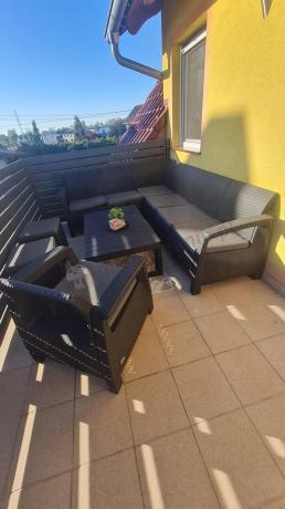 Duży narożnik Relly VI grafit z podnoszonym stołem i fotelem + pufy