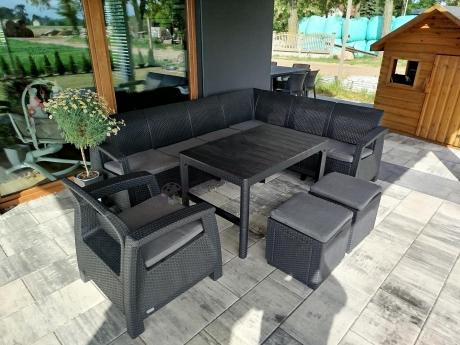 Duży narożnik Relly VI grafit z podnoszonym stołem i fotelem + pufy