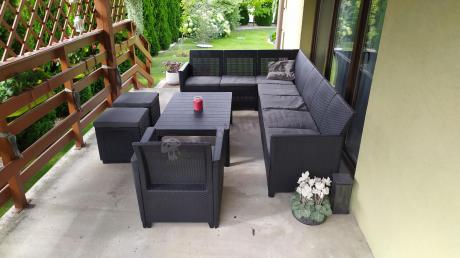 Duży narożnik tarasowy 172 x 272 cm stół podnoszony, fotel i dwie pufy