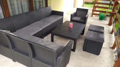 Duży narożnik tarasowy 172 x 272 cm stół podnoszony, fotel i dwie pufy