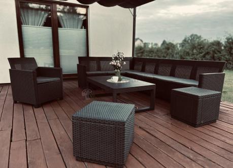 Duży narożnik tarasowy Nedler VII, stół podnoszony, fotel i dwie pufy