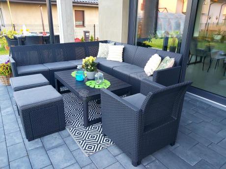 Duży narożnik tarasowy Nedler VII, stół podnoszony, fotel i dwie pufy