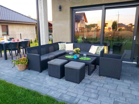 Duży narożnik tarasowy Nedler VII, stół podnoszony, fotel i dwie pufy