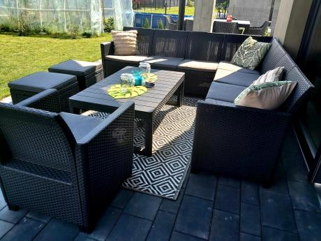 Duży narożnik tarasowy Nedler VII, stół podnoszony, fotel i dwie pufy