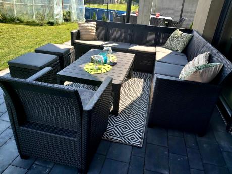 Duży narożnik tarasowy Nedler VII, stół podnoszony, fotel i dwie pufy