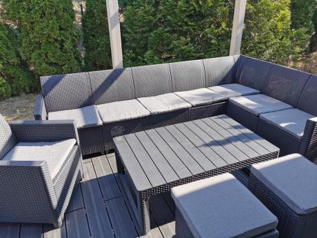Duży narożnik tarasowy Nedler VII, stół podnoszony, fotel i dwie pufy