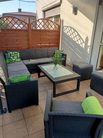 Duży narożnik tarasowy Nedler VII, stół podnoszony, fotel i dwie pufy