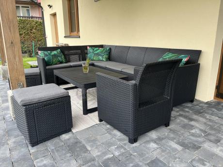 Duży narożnik tarasowy Nedler VII, stół podnoszony, fotel i dwie pufy