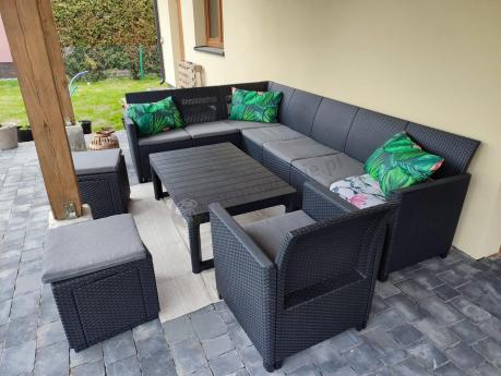 Duży narożnik tarasowy Nedler VII, stół podnoszony, fotel i dwie pufy