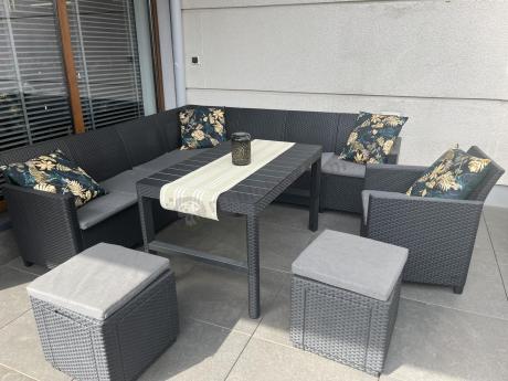 Duży narożnik tarasowy Nedler VII, stół podnoszony, fotel i dwie pufy