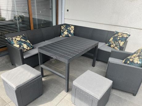 Duży narożnik tarasowy Nedler VII, stół podnoszony, fotel i dwie pufy