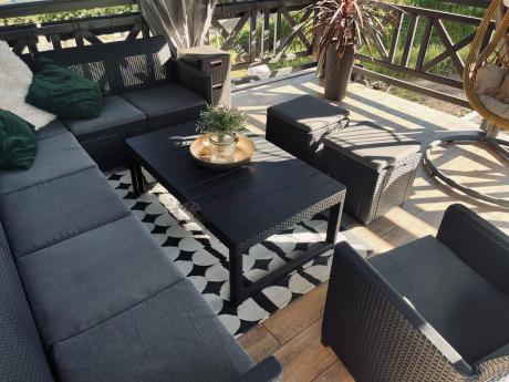 Duży narożnik tarasowy Nedler VII, stół podnoszony, fotel i dwie pufy