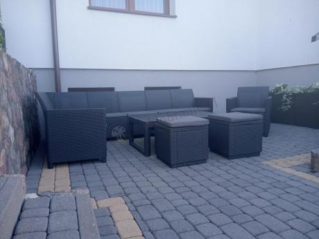 Duży narożnik tarasowy Nedler VII, stół podnoszony, fotel i dwie pufy