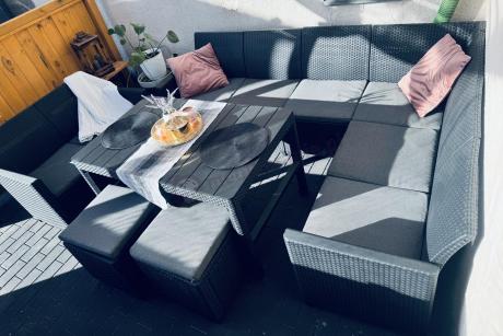Duży narożnik tarasowy Nedler VII, stół podnoszony, fotel i dwie pufy