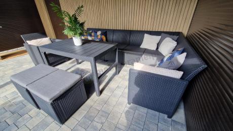 Duży narożnik tarasowy Nedler VII, stół podnoszony, fotel i dwie pufy