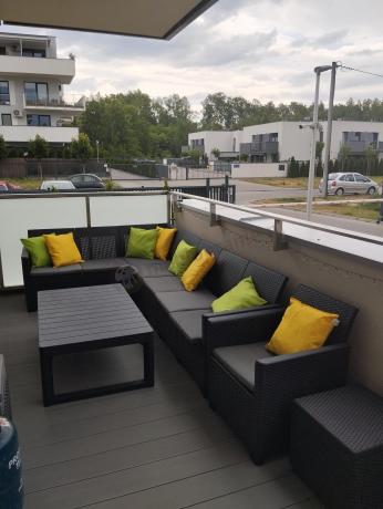 Duży narożnik tarasowy Nedler VII, stół podnoszony, fotel i dwie pufy