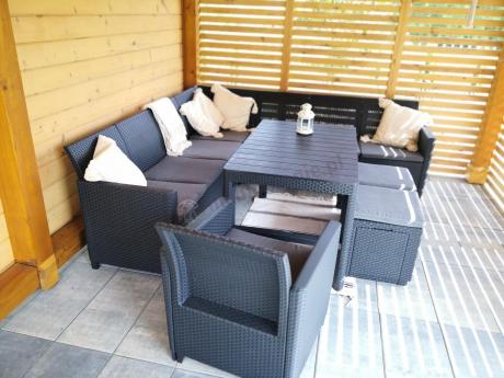 Duży narożnik tarasowy Nedler VII, stół podnoszony, fotel i dwie pufy