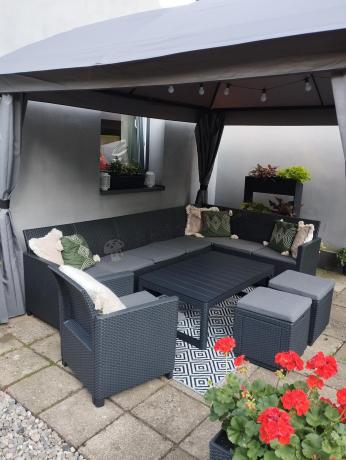 Duży narożnik tarasowy Nedler VII, stół podnoszony, fotel i dwie pufy