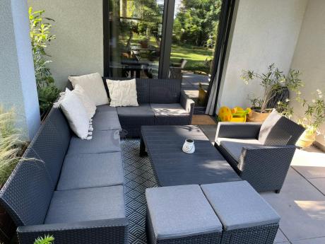 Duży narożnik tarasowy Nedler VII, stół podnoszony, fotel i dwie pufy