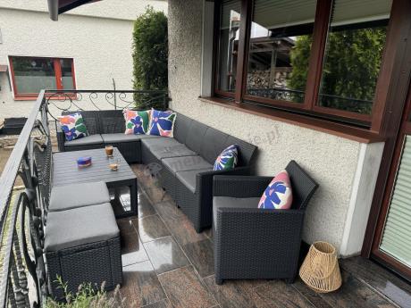 Duży narożnik tarasowy Nedler VII, stół podnoszony, fotel i dwie pufy