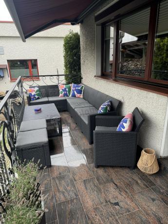Duży narożnik tarasowy Nedler VII, stół podnoszony, fotel i dwie pufy