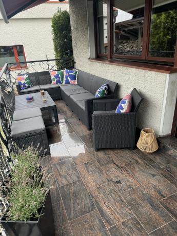 Duży narożnik tarasowy Nedler VII, stół podnoszony, fotel i dwie pufy