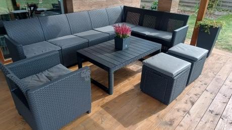 Duży narożnik tarasowy Nedler VII, stół podnoszony, fotel i dwie pufy