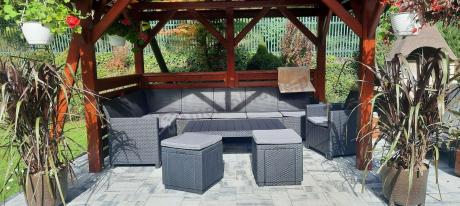 Duży narożnik tarasowy Nedler VII, stół podnoszony, fotel i dwie pufy