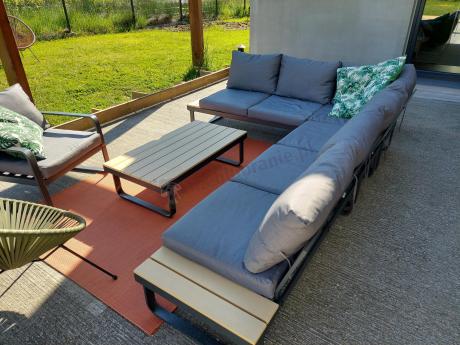 Duży narożnik tarasowy z dodatkowymi blatami i fotelem Panaon GW