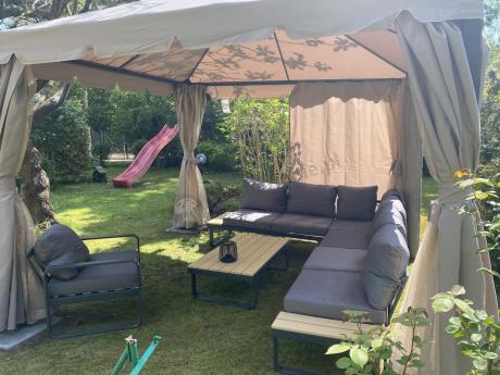 Duży narożnik tarasowy z dodatkowymi blatami i fotelem Panaon GW