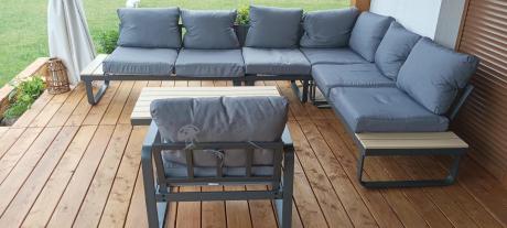 Duży narożnik tarasowy z dodatkowymi blatami i fotelem Panaon GW